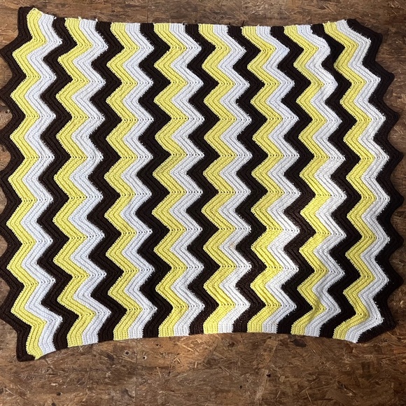 Vintage Afghan handmade blanket - Picture 2 of 3